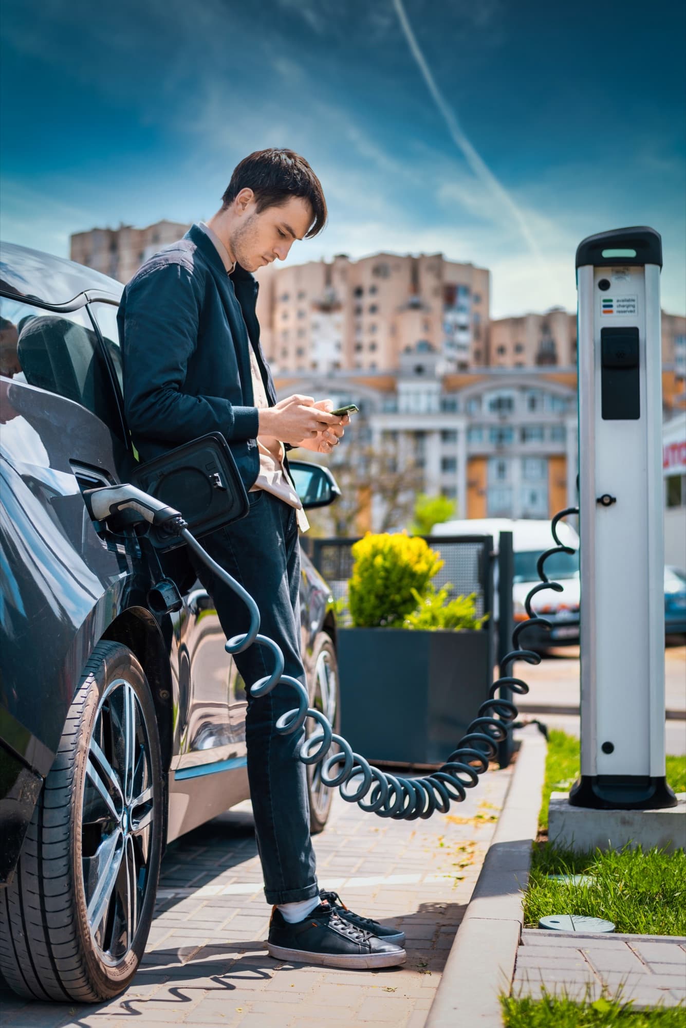Шофьор зарежда електромобил на станция на WINK CHARGING™